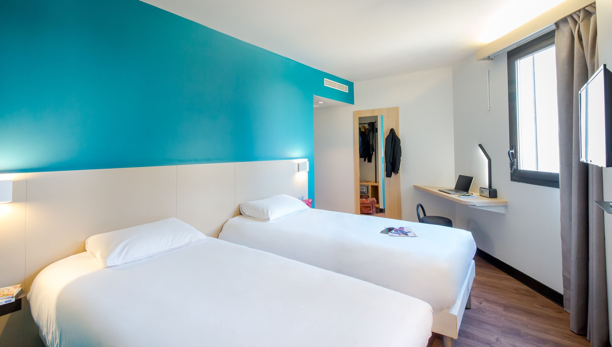ROOM, TWIN BEDS