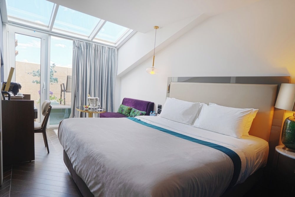 DELUXE, KING BED
