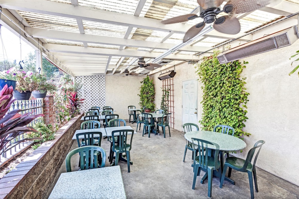 Vantage Point Inn - Woodland Hills 17/26