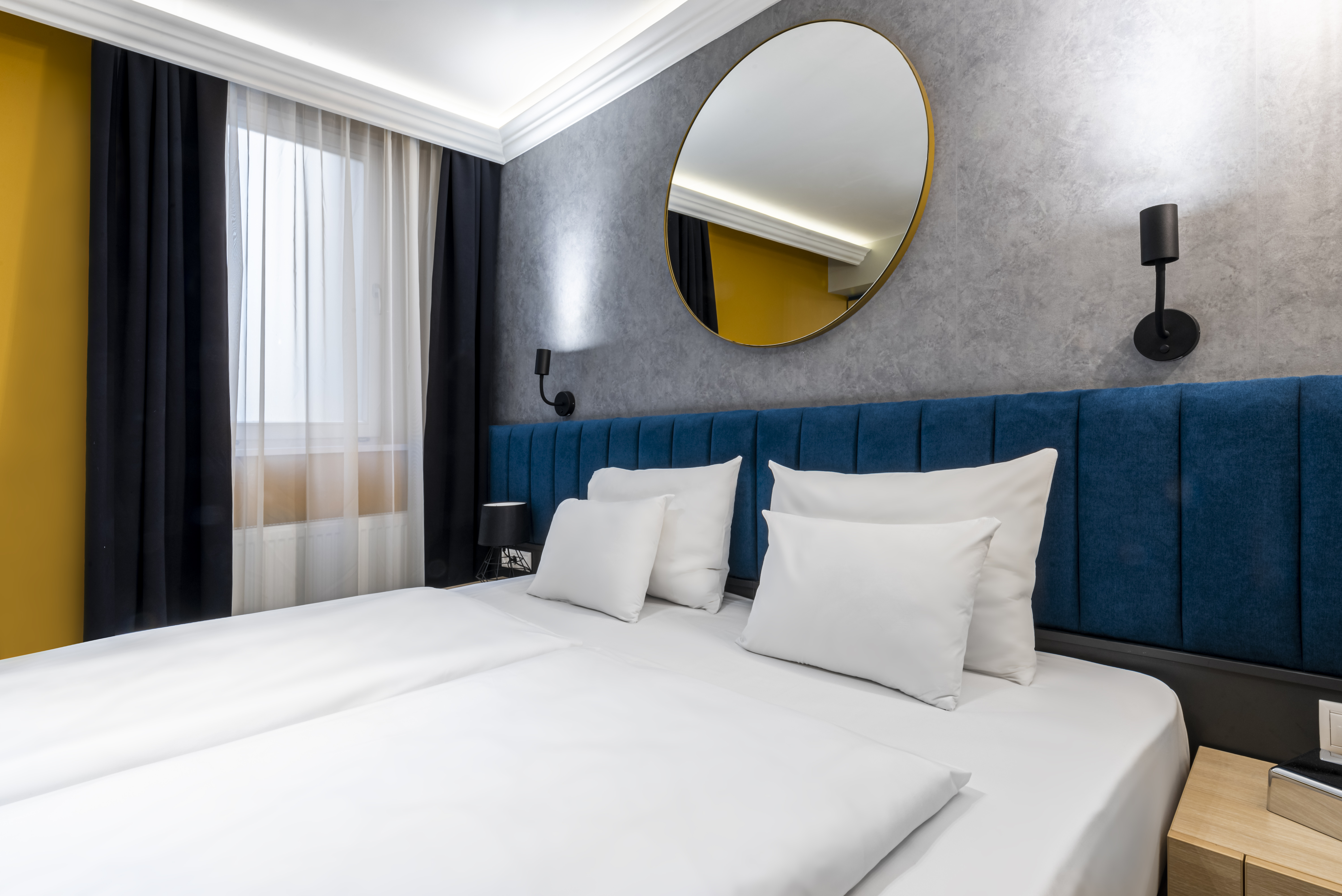 DELUXE, DOUBLE OR TWIN BED