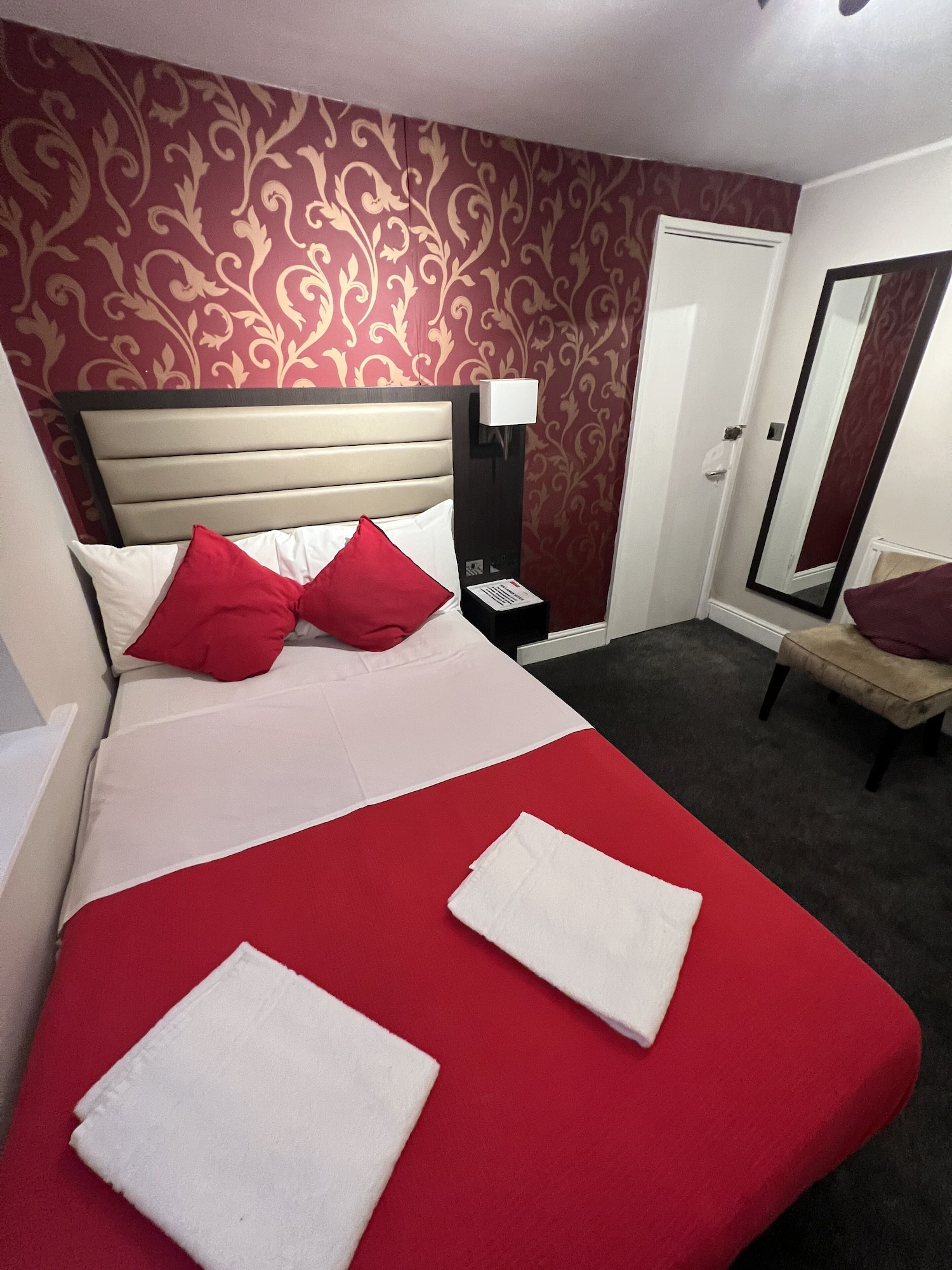 Room, Double Bed, Shared Bathroom, Goodwood Hotel 2/7