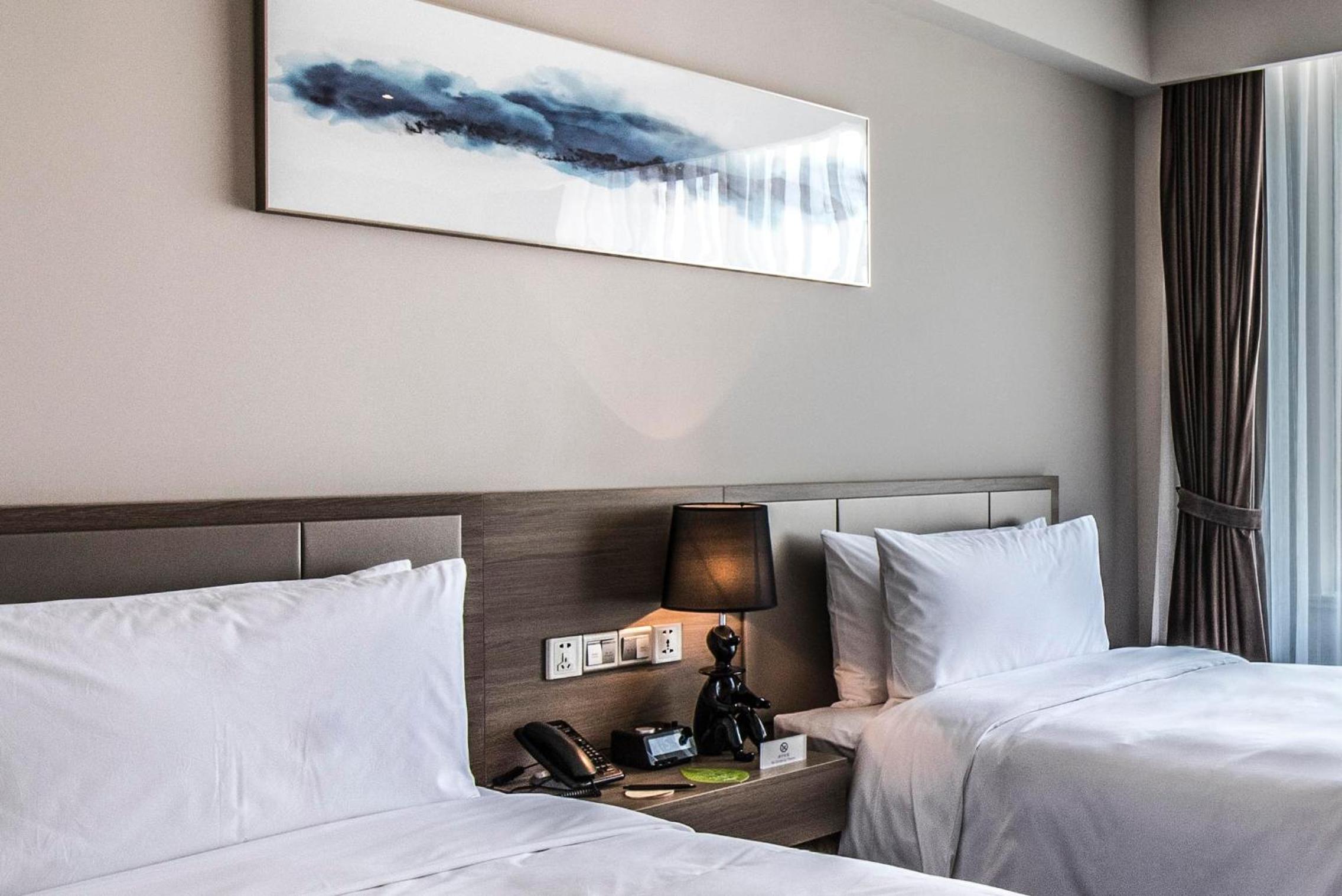 DELUXE, TWIN BEDS