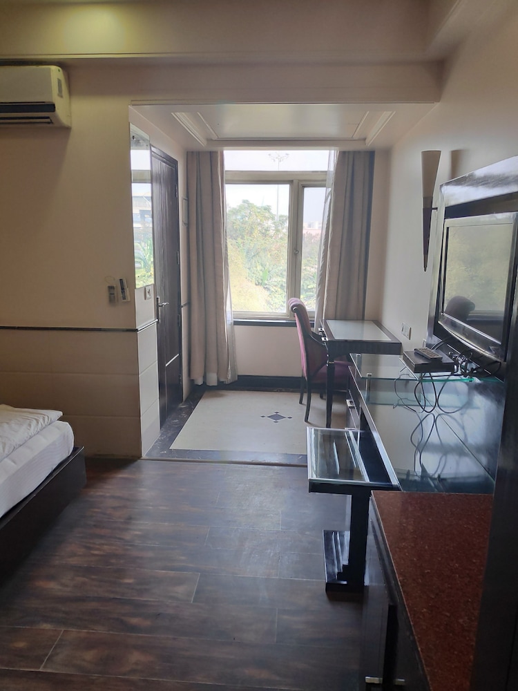 AADHAR HOTEL 16/26