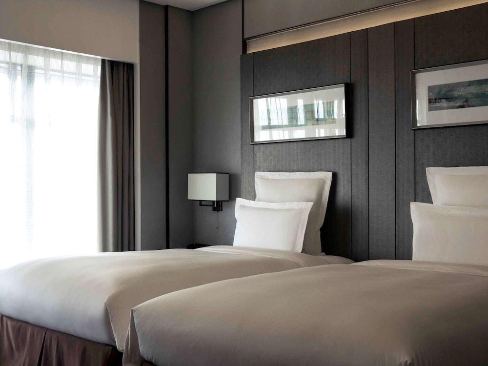 SUPERIOR, TWIN BEDS, CITY VIEW
