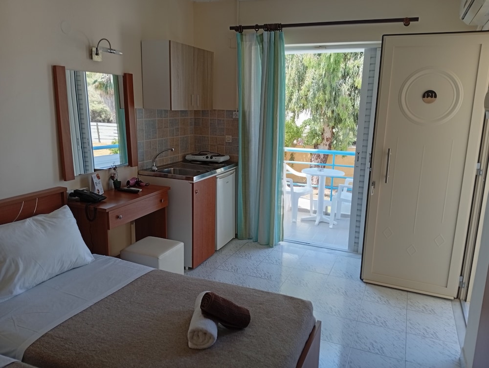 Leonidas Hotel & Studios 21/65