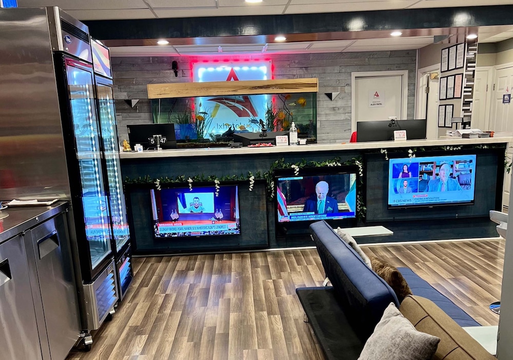 Lx Hotel A Travelodge By Wyndham 10/70