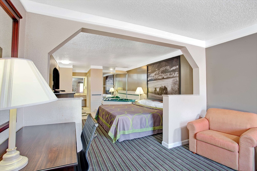 Super 8 By Wyndham Knoxville East 24/38
