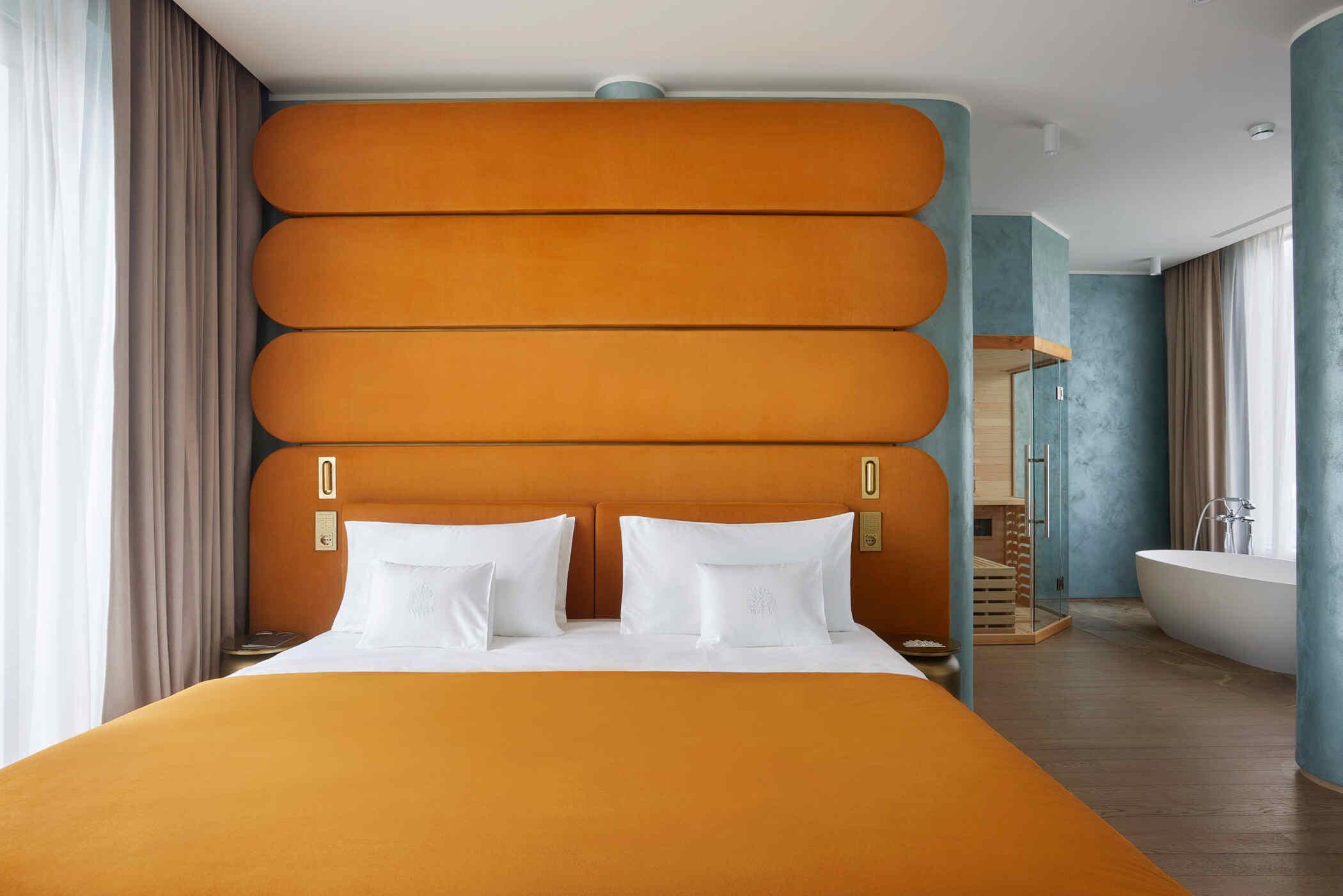 Signature, Peacock, Suite