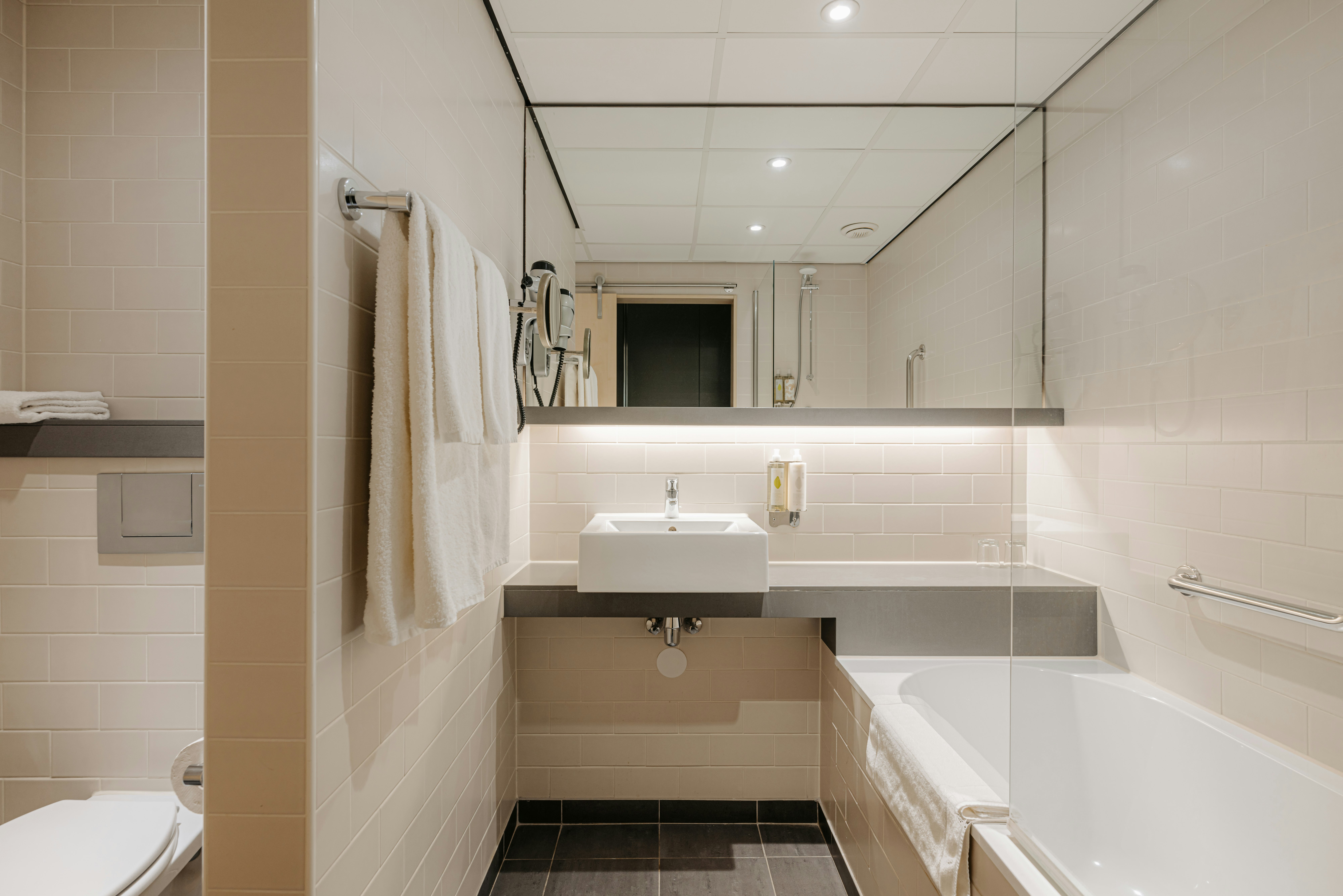 Junior Suite 1 Double Bed 1 Sofabed، Leonardo Hotel Den Haag Babylon 2/3