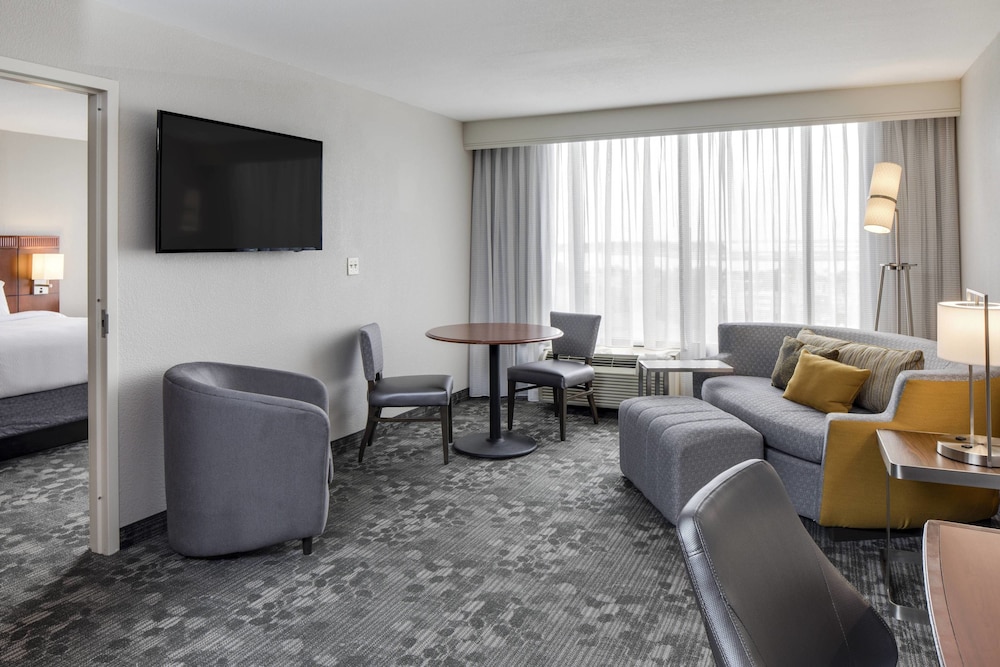 COURTYARD BY MARRIOTT LOGAN AIRPORT 30/49