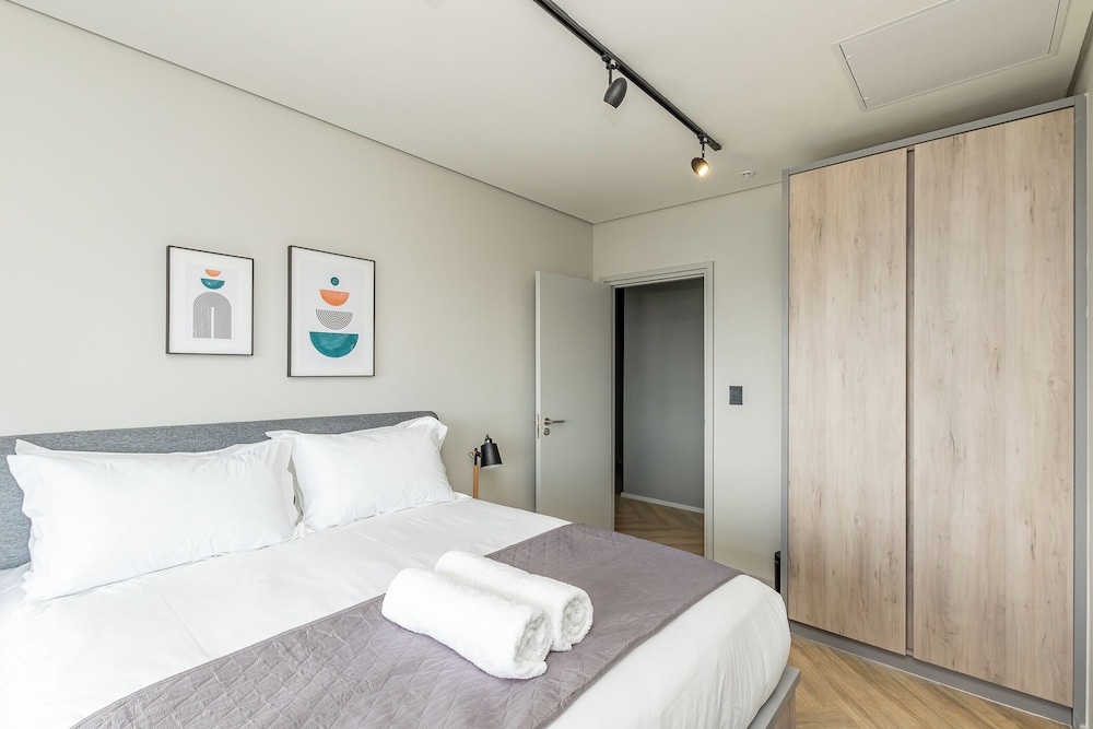 One Thibault Residence 8/48