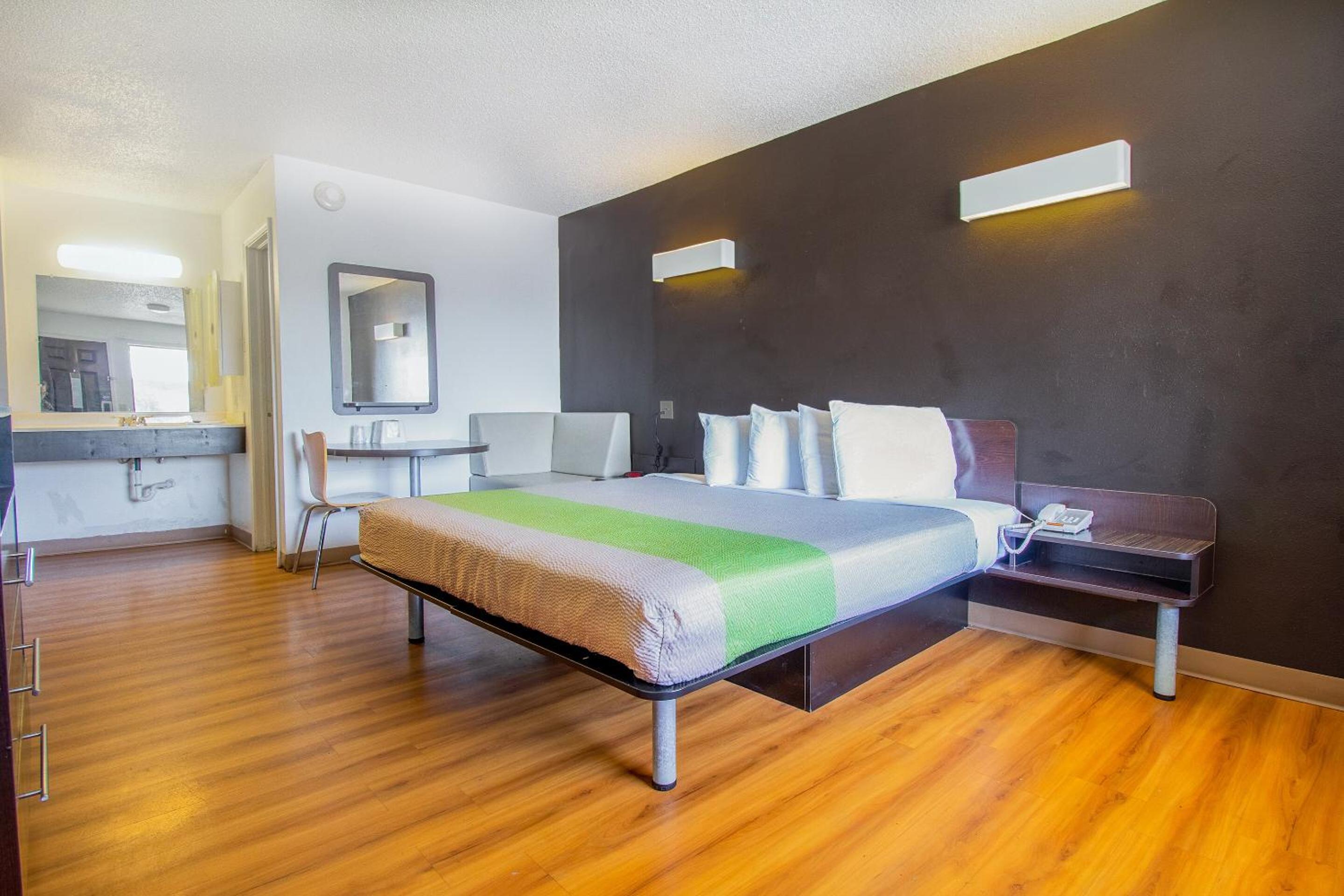 King Bed with Kitchenette Non-Smoking