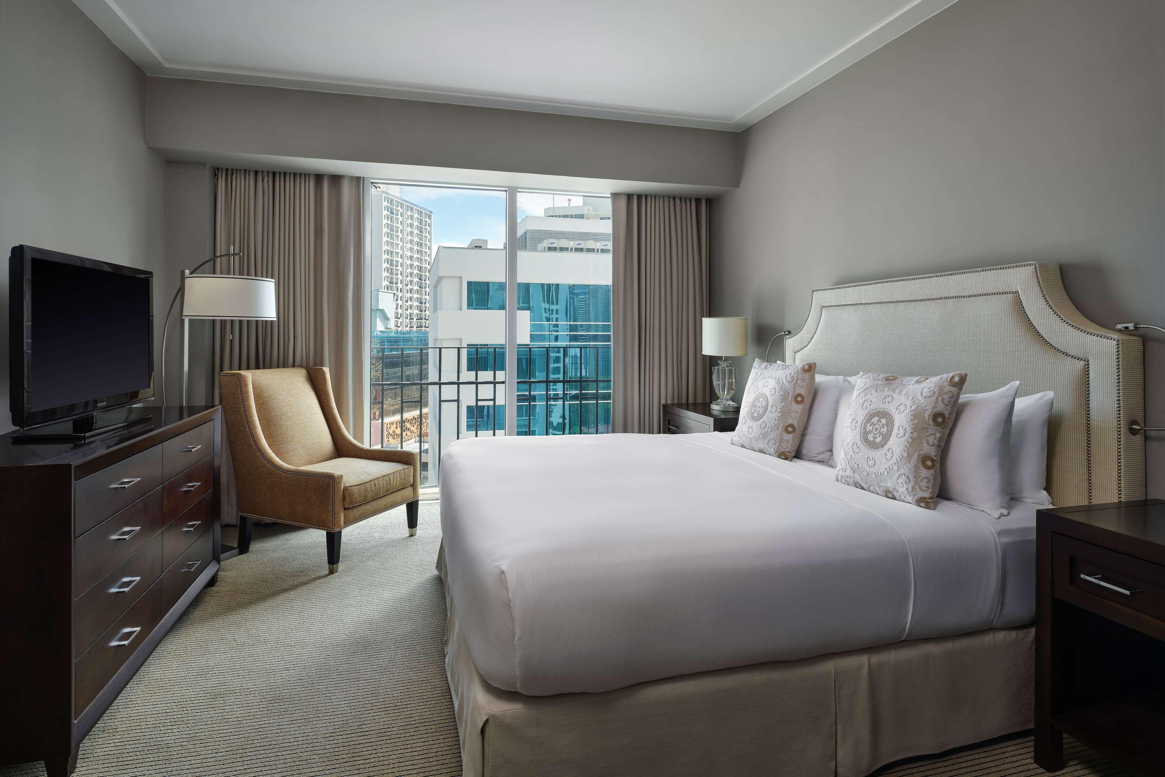 1 Bedroom, Master, Tower, Premier, Suite, King Bed, Kitchen