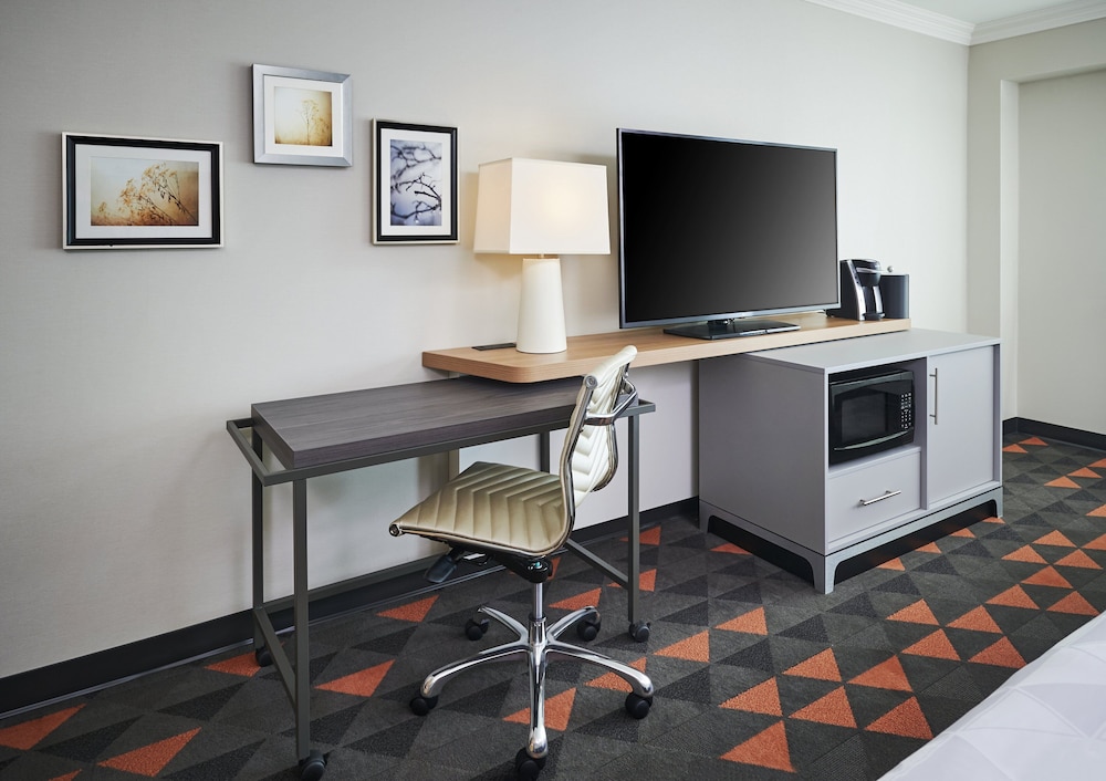 Holiday Inn Hotel Suites Oakville Bronte 58/78