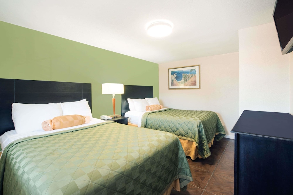 Executive Inn and Kitchenette Suites 5/34