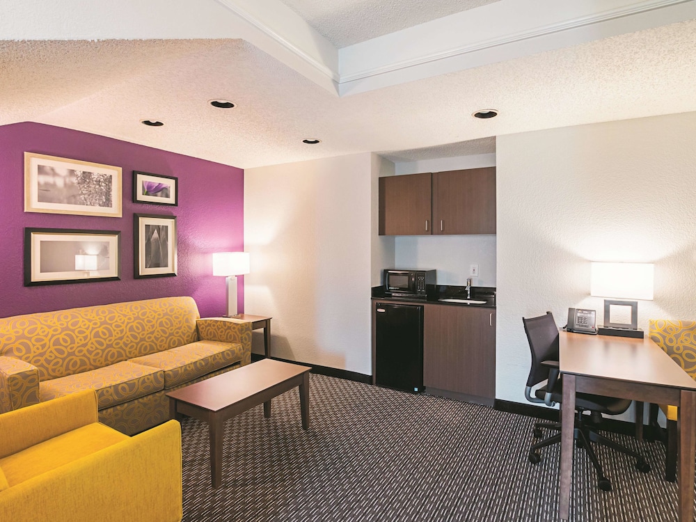 La Quinta Inn & Suites by Wyndham Fort Worth North 29/45