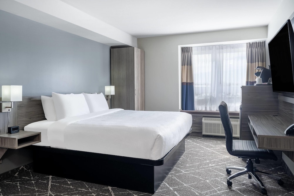 Microtel Inn & Suites by Wyndham Kanata Ottawa West 24/50