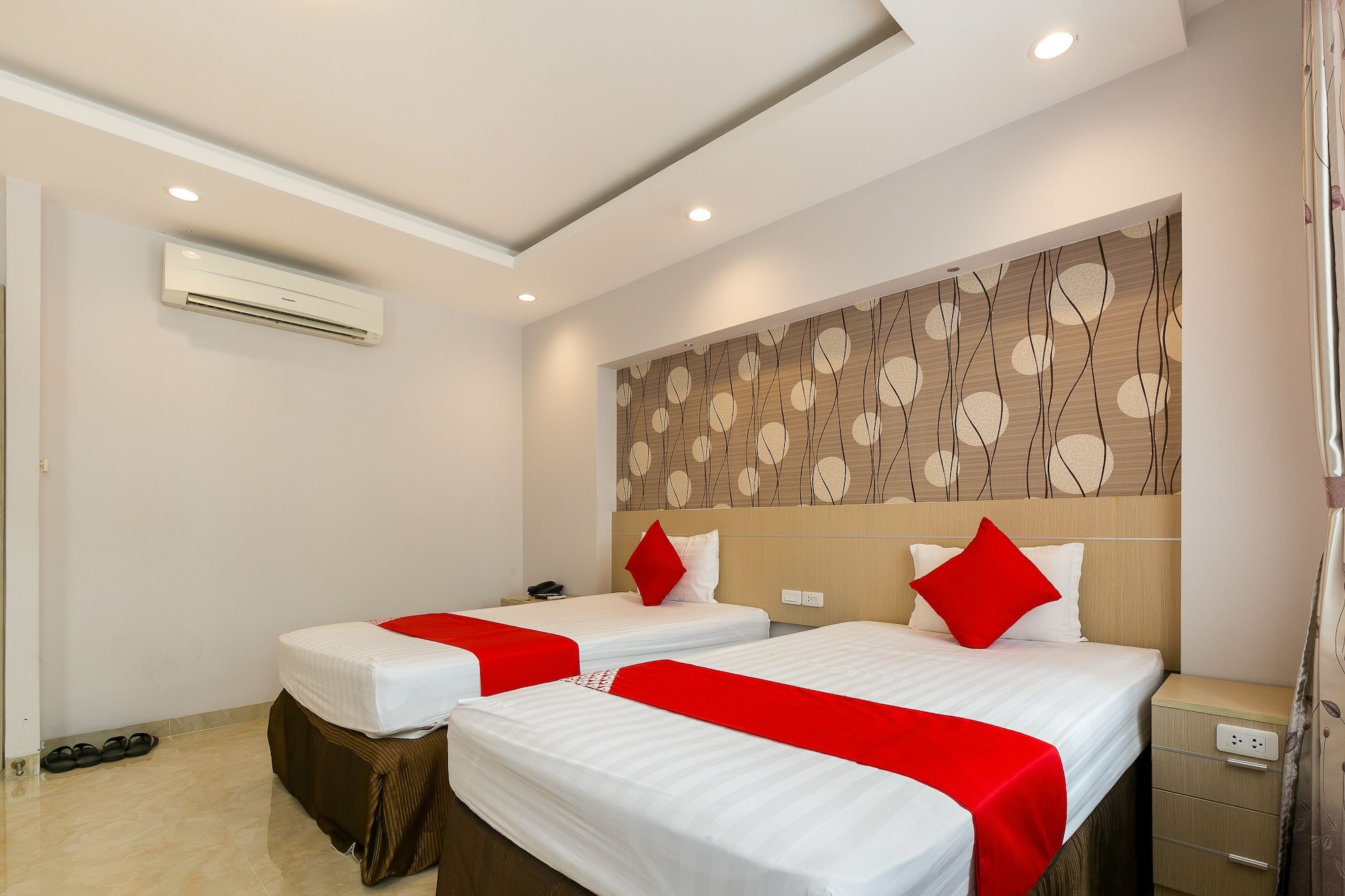 DELUXE, TWIN BEDS