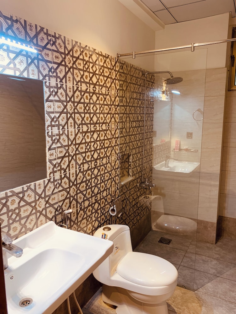 Junior Suite, Studio, 1 Double and 1 Single Bed، Hotel Pearl Inn 5/7