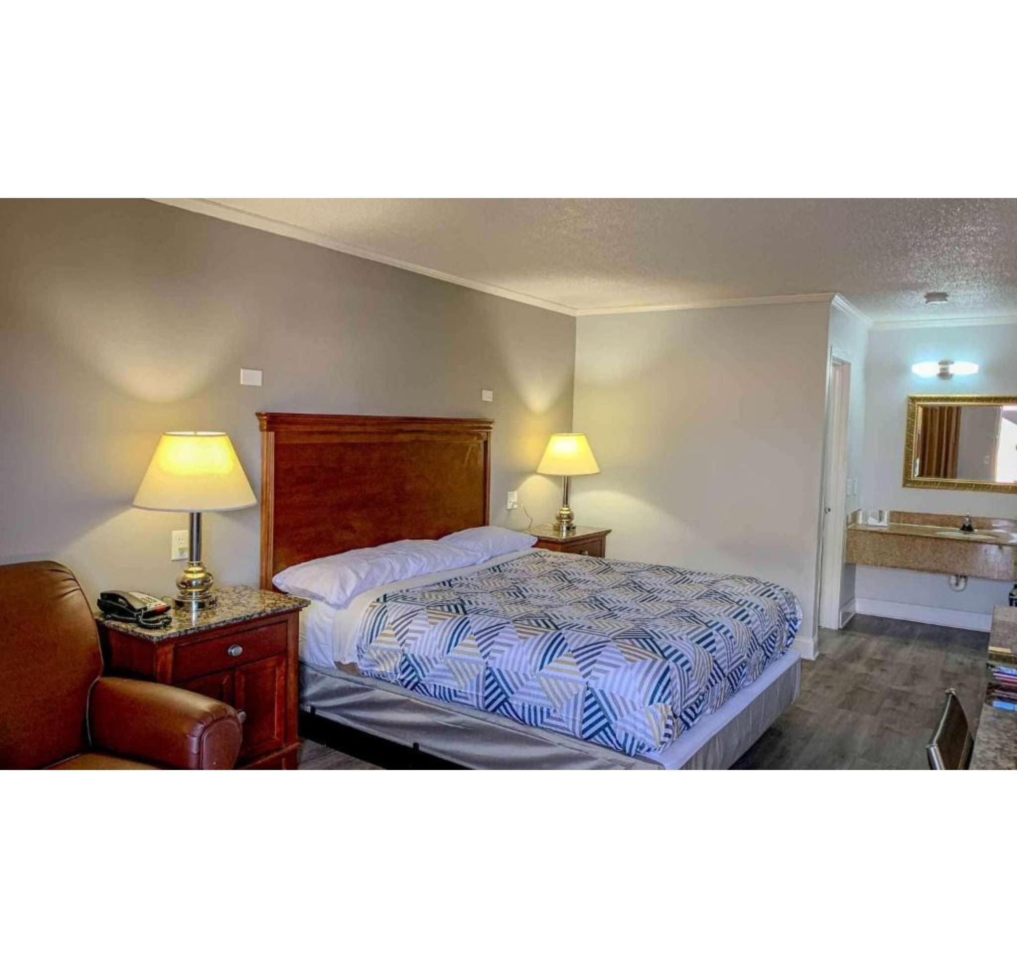 1 Queen Bed - Micfridge Smoking