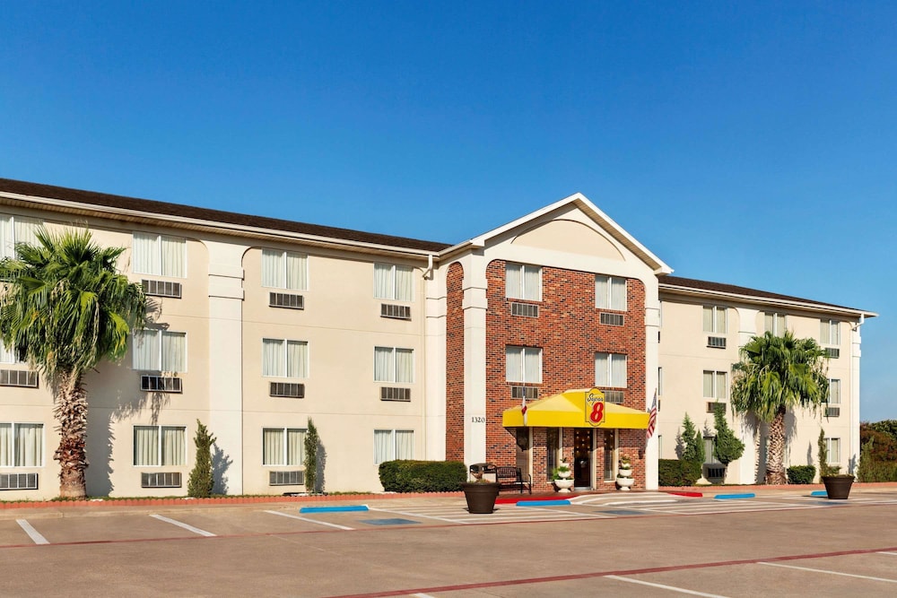 Super 8 by Wyndham Waco University Area 1/24