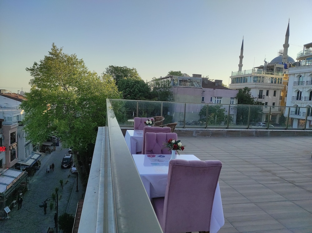 Magnaura House Hotel 51/53