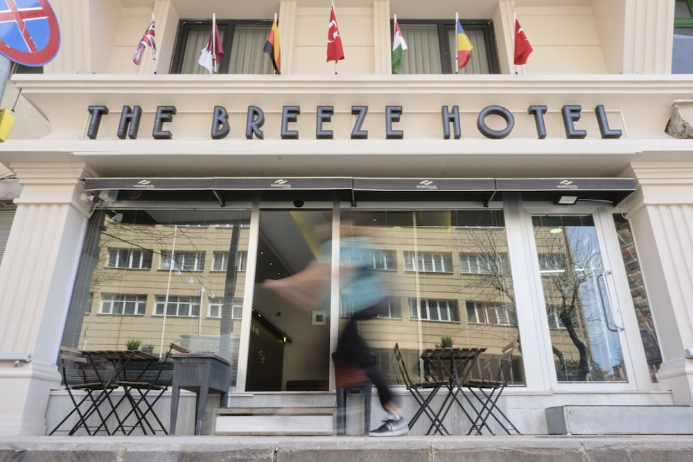 The Breeze Hotel 7/60