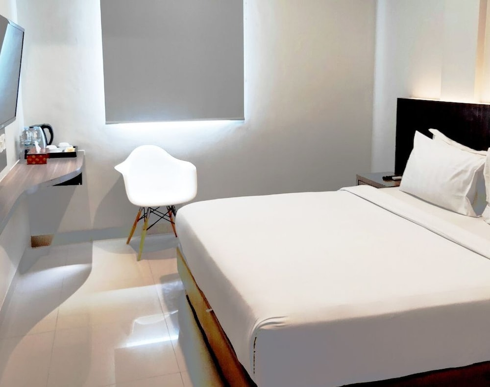 Emerald Hotel 17/59