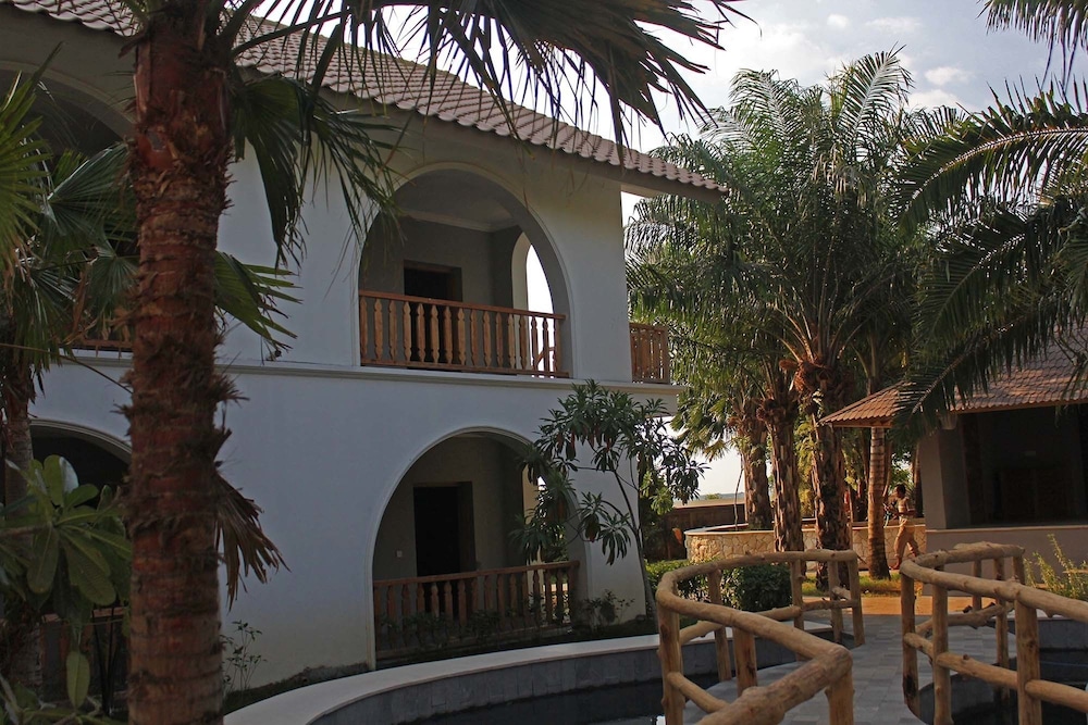 Coconut Lodge 1/50