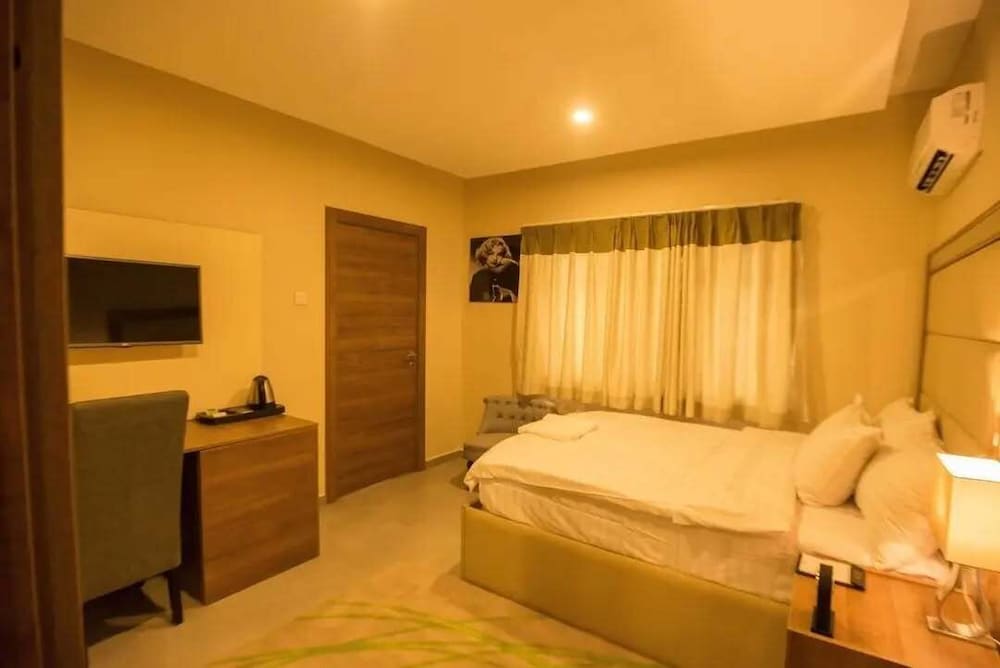 Iris Hotel 15/50