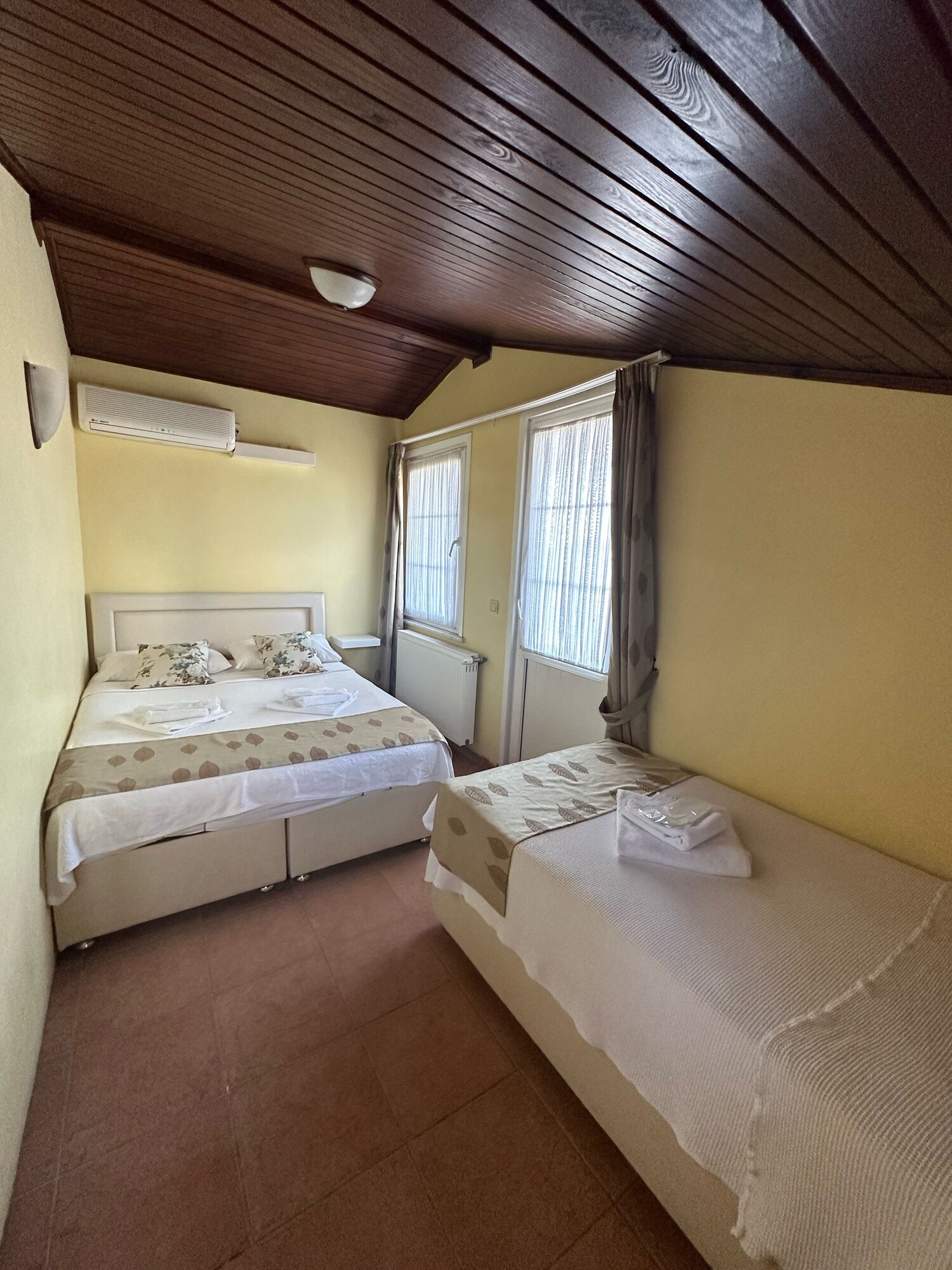 ROOM, TRIPLE, BALCONY