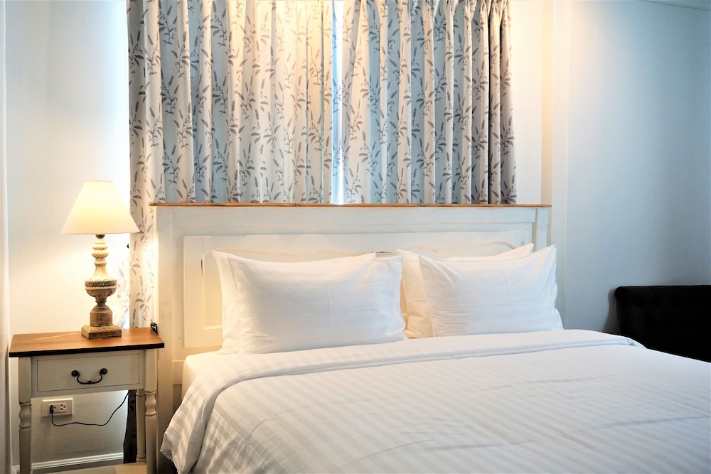 DELUXE, KING BED
