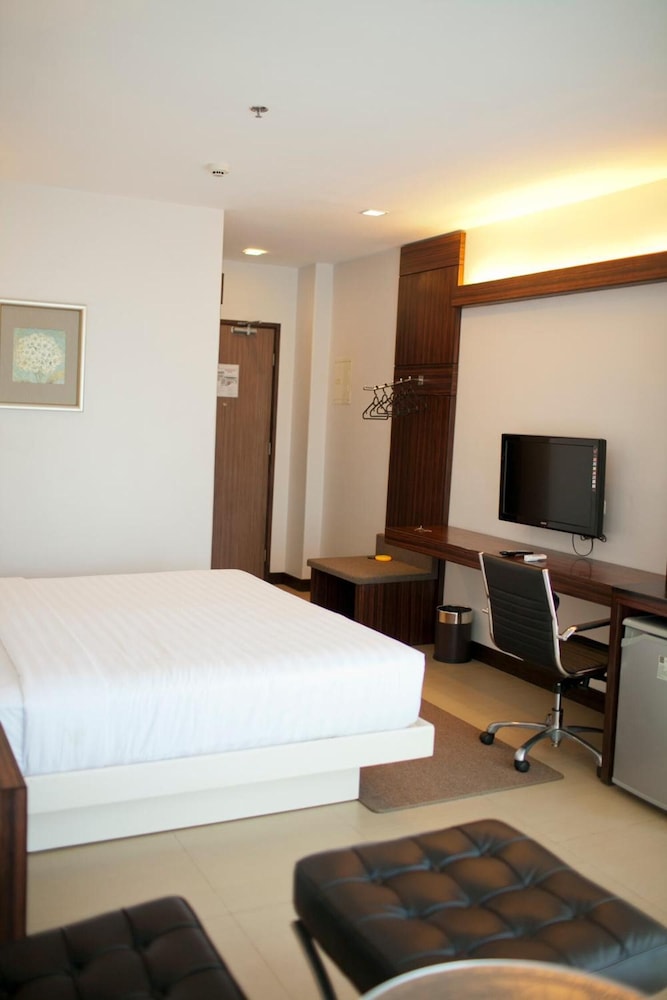 D Hotel And Suites 26/50