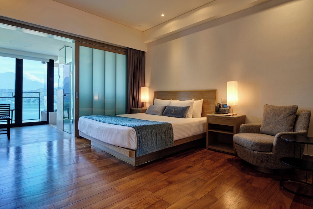 CLASSIC, KING BED, LAKE VIEW