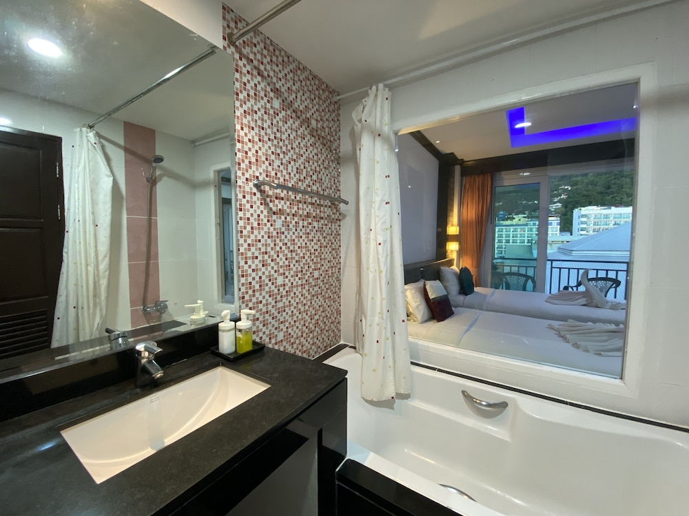 77 Patong Hotel & Spa 42/50
