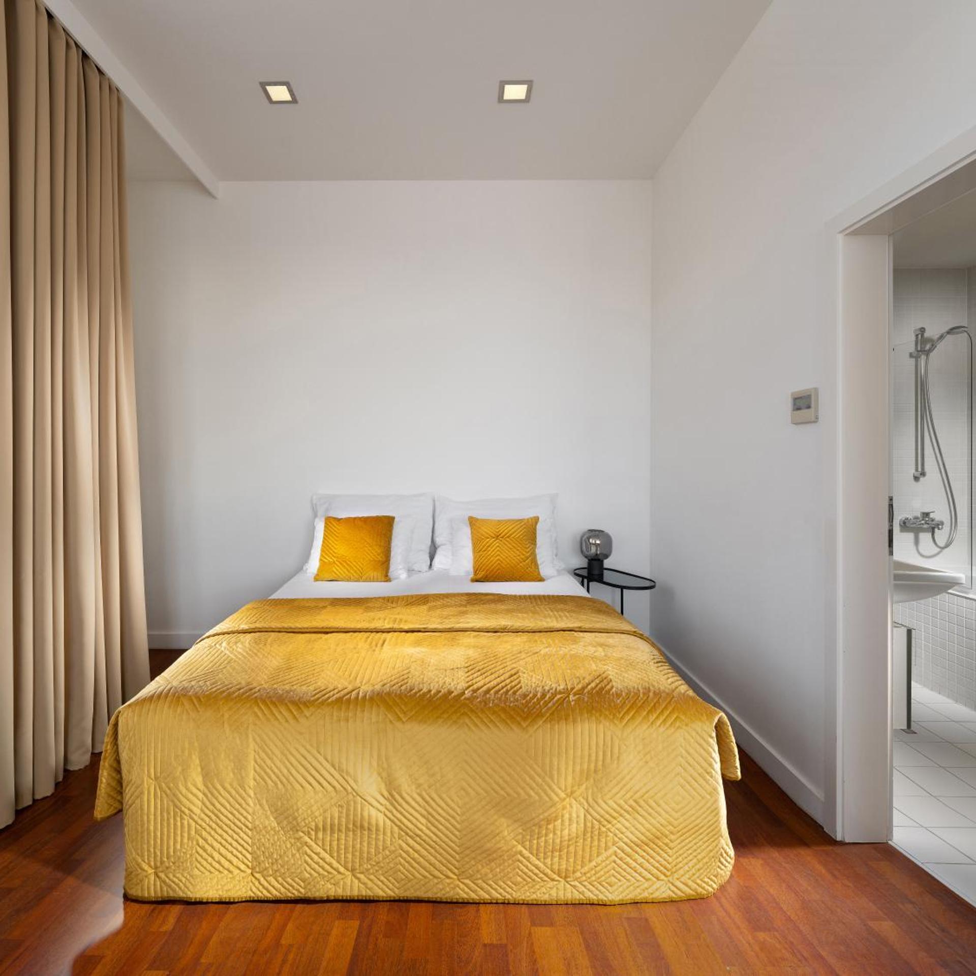 2 BEDROOMS, SUITE