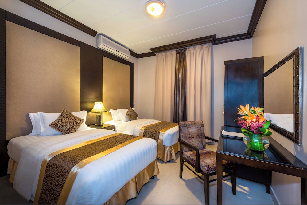 2 Bedrooms, Royal, Suite, King and Twin Beds, 2 Bathrooms