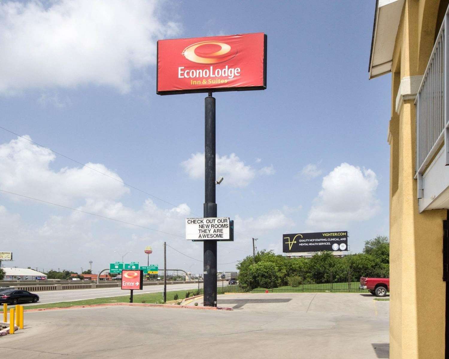 Econo Lodge Inn & Suites San Antonio near Frost Bank Center 24/25