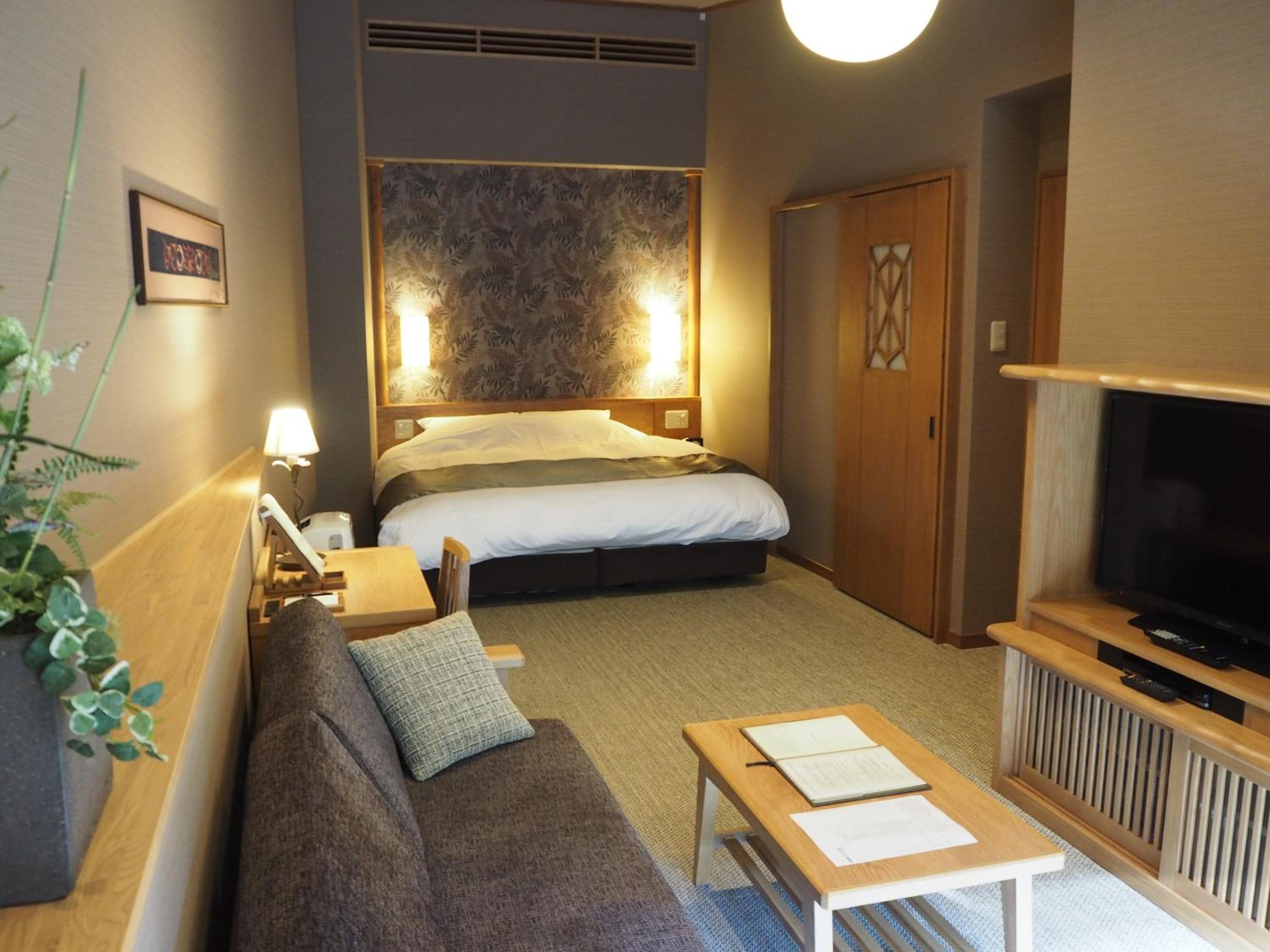 Deluxe, Queen Bed, Forest View
