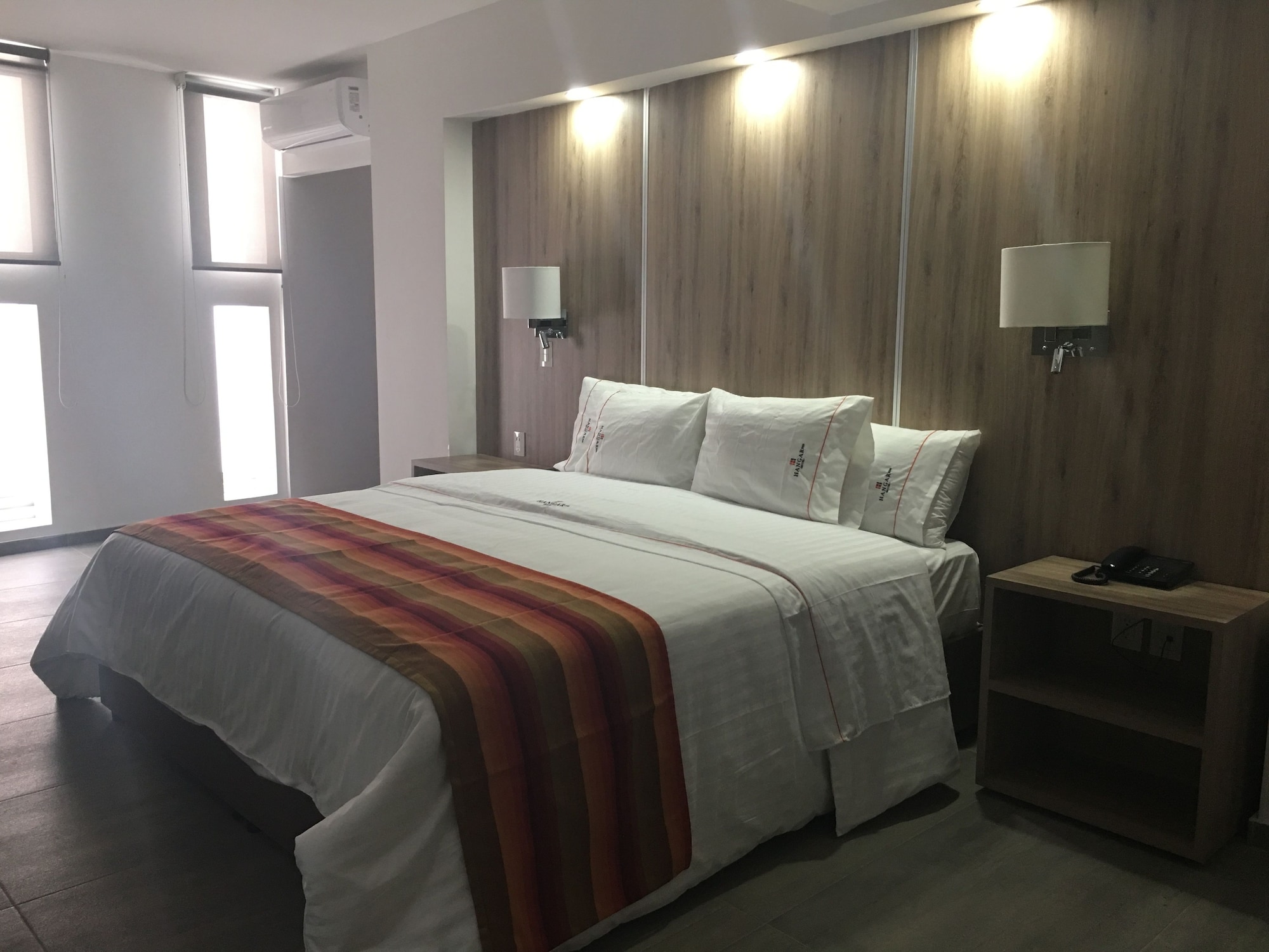 STANDARD, KING BED