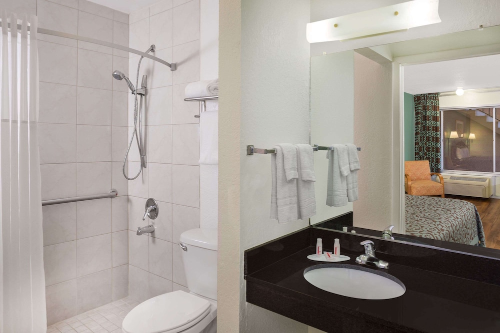 Travelodge by Wyndham Fort Myers North 35/36