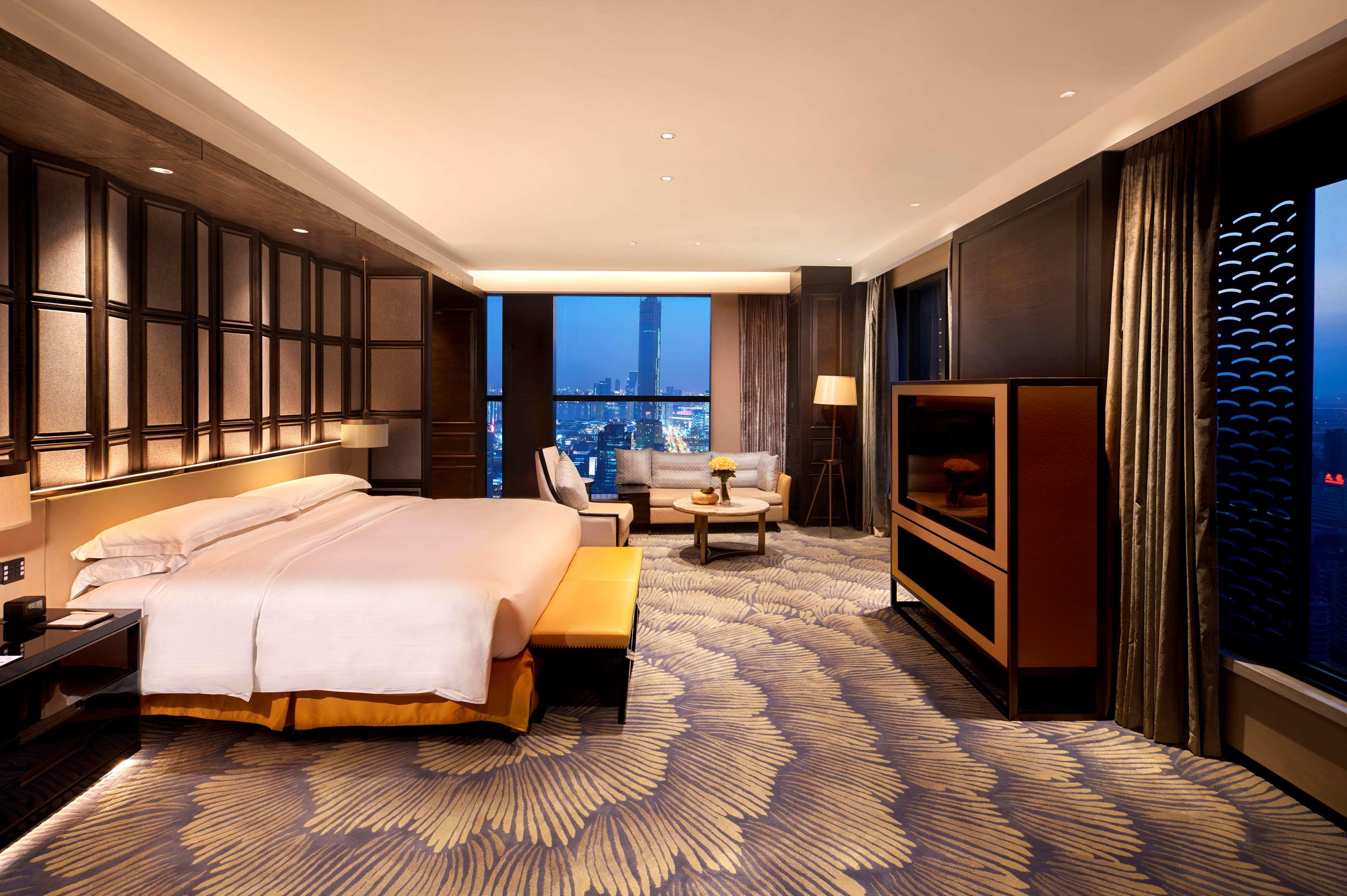 PRESIDENTIAL, SUITE