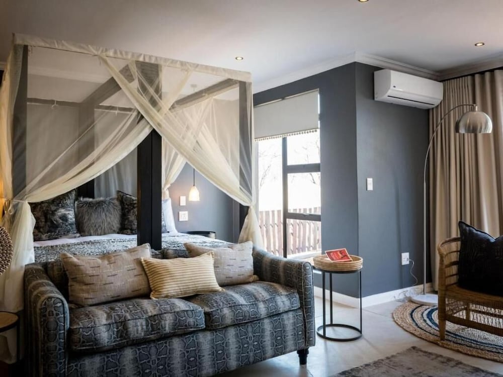 Safari Moon Luxury Bush Lodge 24/50