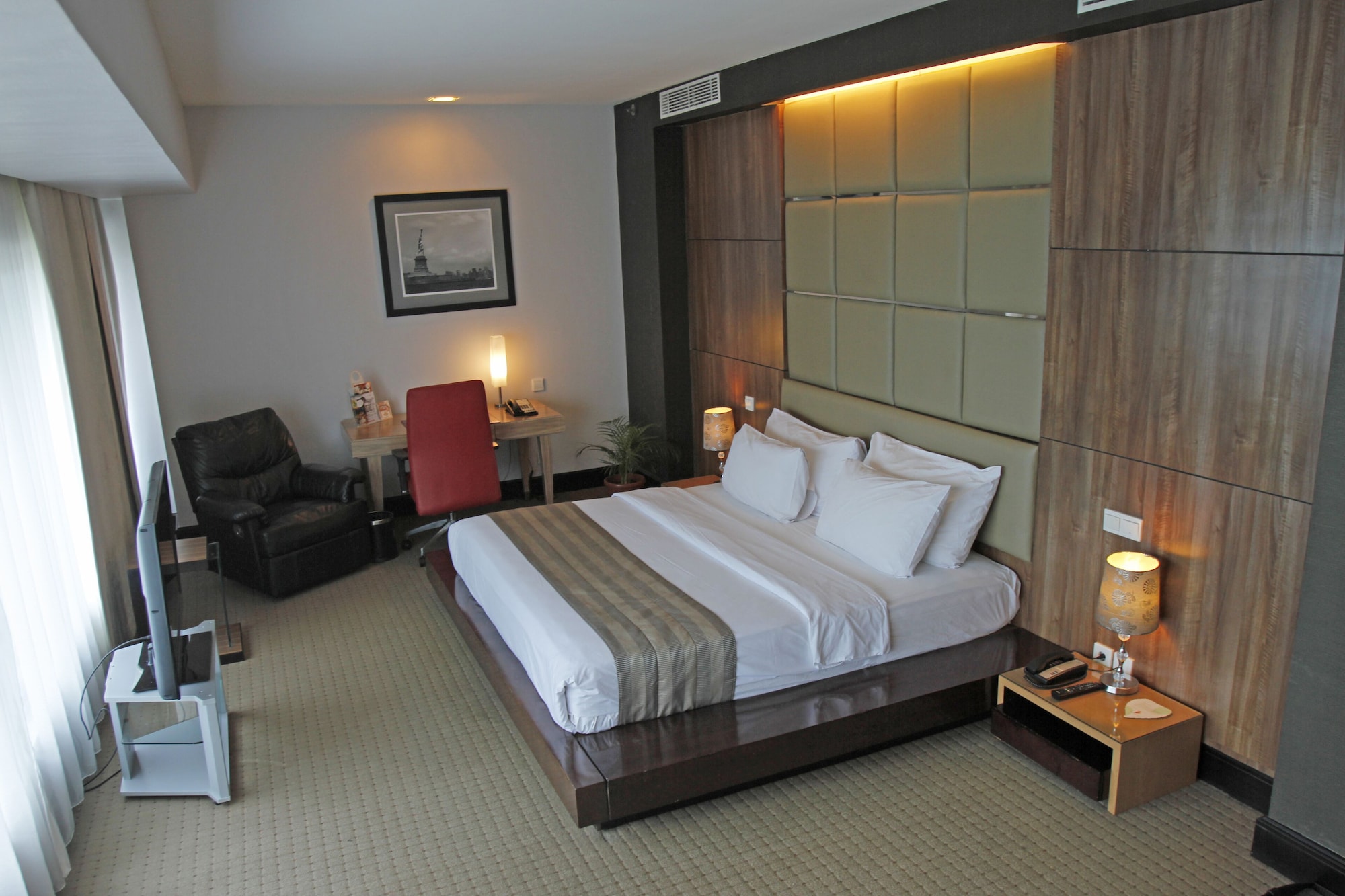MANHATTAN SUITE.
