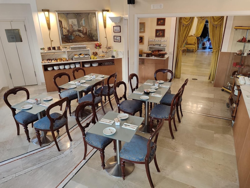 Art Resort Galleria Umberto. 64/77