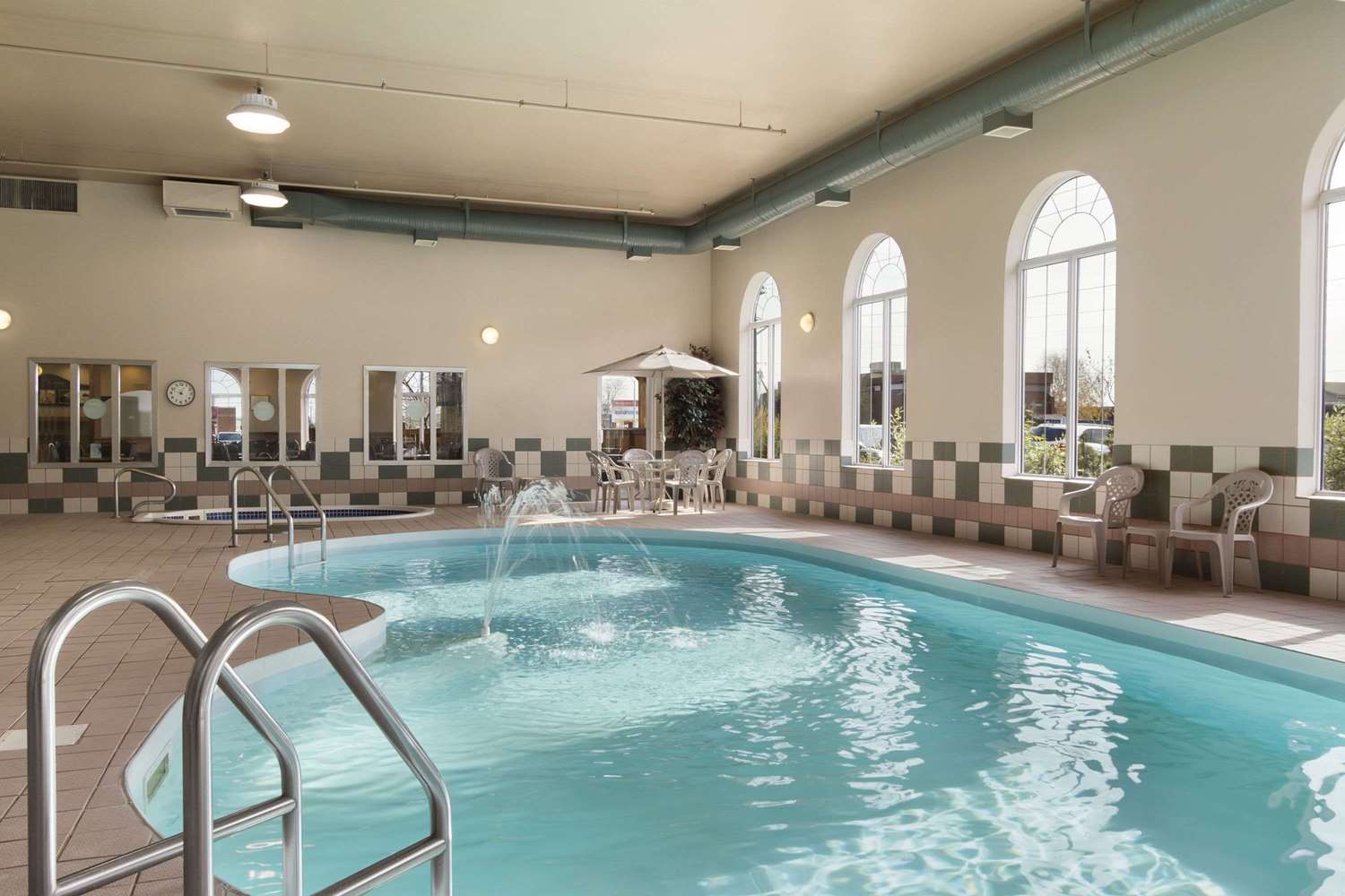 Days Inn & Suites by Wyndham Thunder Bay 4/9