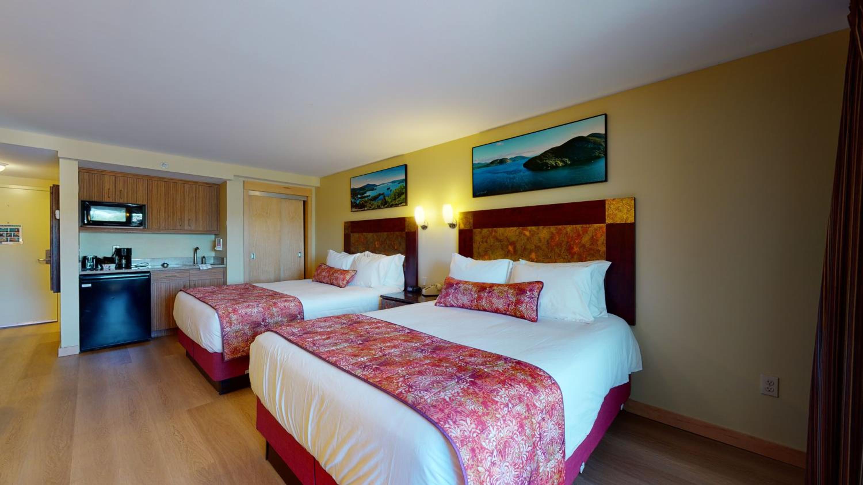 Superior, 2 Queen Beds, Lake Front