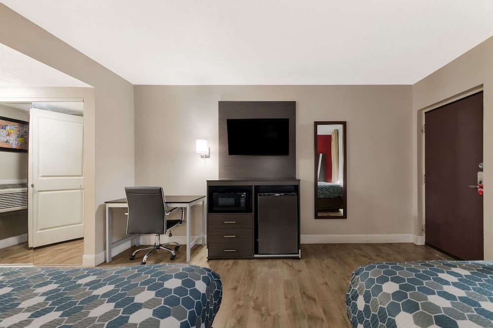 Econo Lodge Inn and Suites On The River 45/61