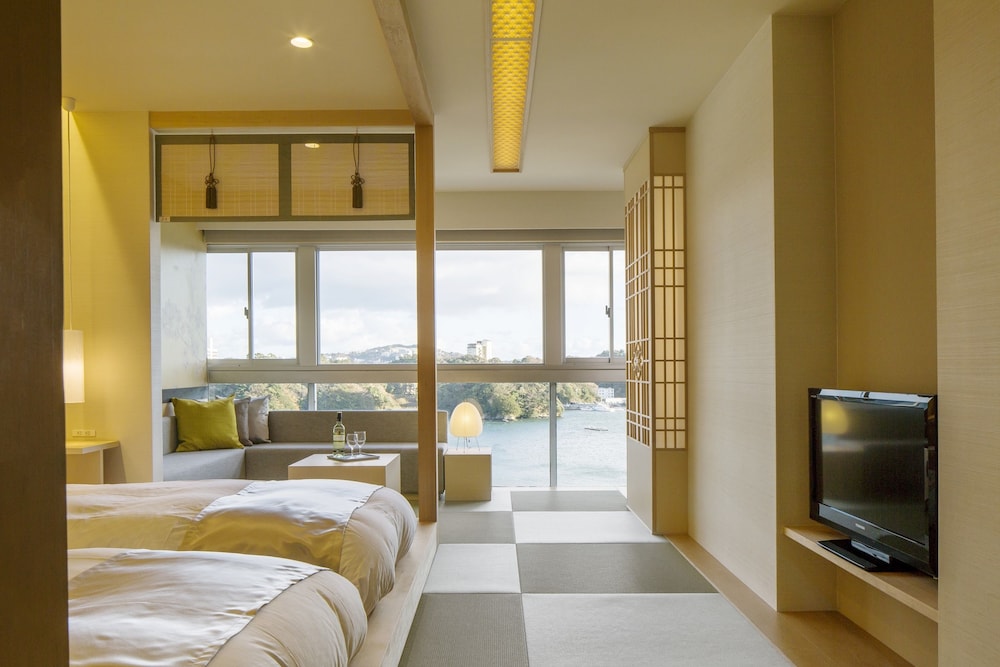 Toba Grand Hotel 4/42