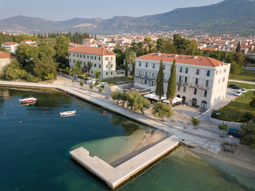 HOTEL STACIJA 61/64